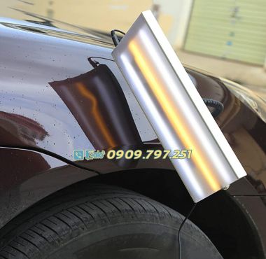 Đèn soi vết móp thân xe ô tô sử dụng pin