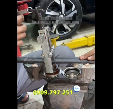 Vam tháo piston phanh ô tô bị kẹt