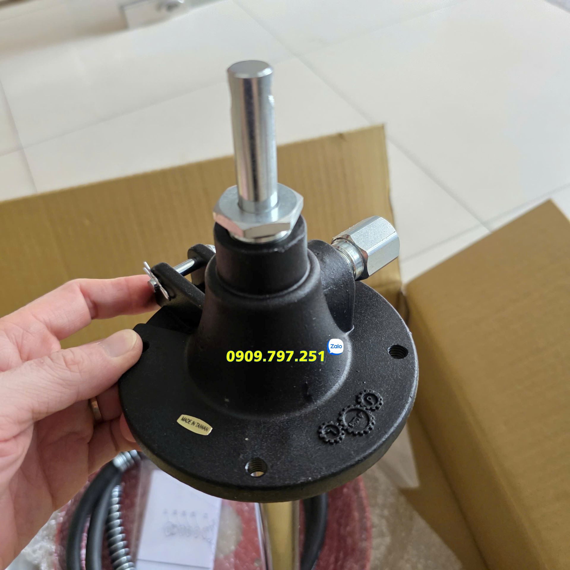 Thiết bị bơm mỡ bò bằng tay thùng 20kg Jolong H20-GS