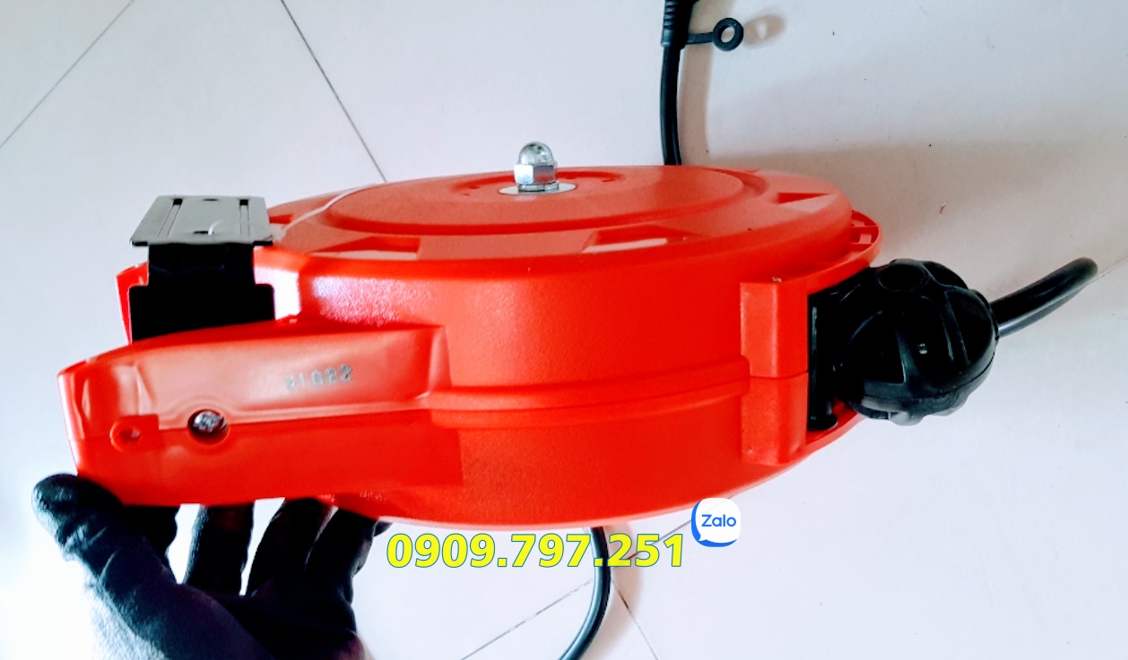 Cuộn dây điện tự rút 10 mét JTC 5648