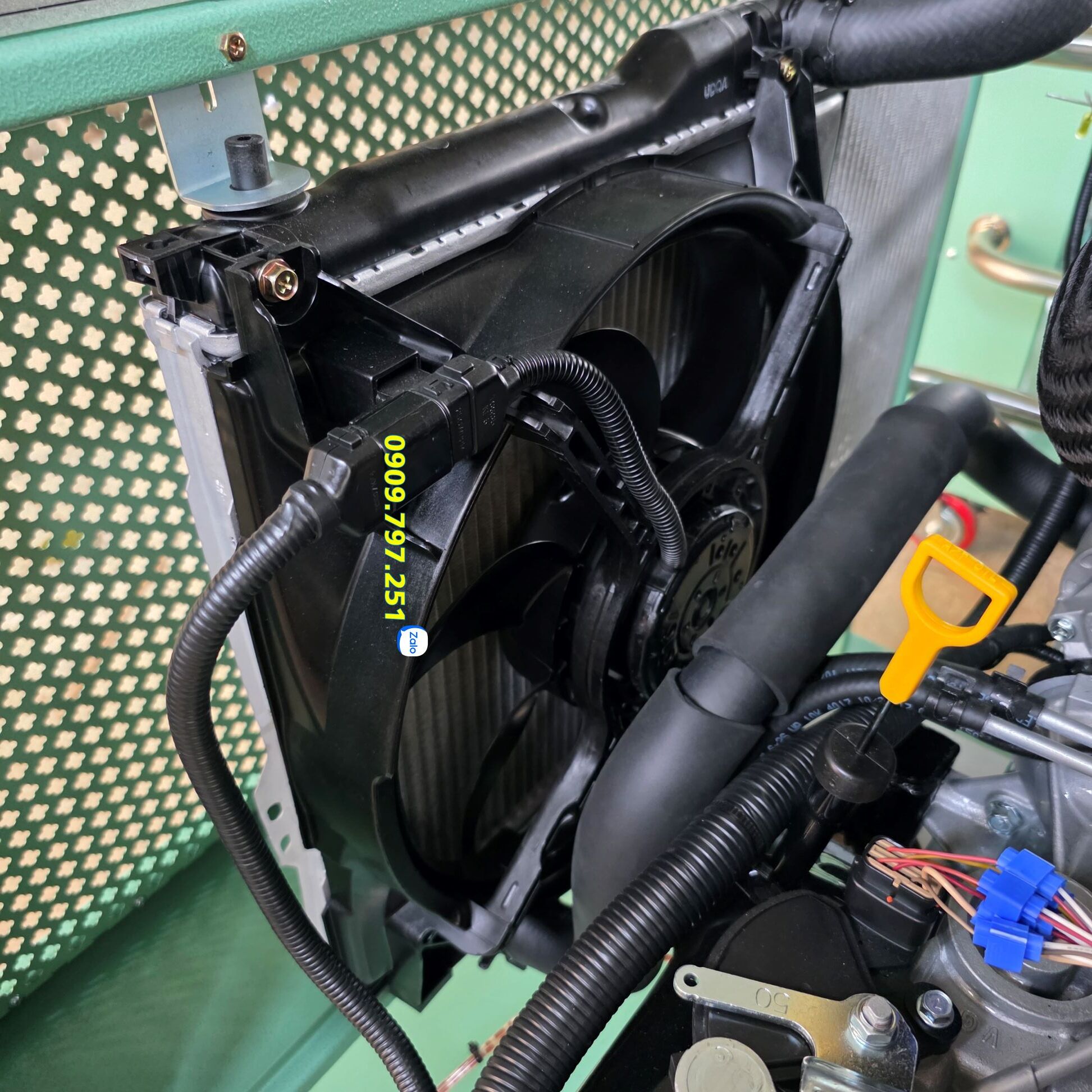 Đây là hệ thống giáo dục tiêu chuẩn cao về động cơ diesel CRDI dung tích 2.0L, L4 , cam đơn SOHC, công nghệ động cơ Diesel VGT (tăng áp khí nạp), hộp số tự động 4 cấp. Hệ thống vận hành liên tục được trang bị với các thành phần như động cơ, hệ thống làm mát, hệ thống hút và xả, vv… Mô hình được sản xuất theo cấu trúc giáo dục nhưng vẫn giữ nguyên mẫu như trên một chiếc xe thực tế giúp cho việc đào tạo được hiệu quả. Chức năng đào tạo kiểm soát tình trạng tín hiệu đầu vào và đầu ra bằng cách lắp đặt mô đun chẩn đoán kiểm soát lỗi cho mạch ECU, TCU. Bằng cách lắp đặt các đầu đo kiểm tra mạch ECU, TCU, dữ liệu đầu vào và đầu ra có thể được đo và đào tạo, thuận tiện với đồng hồ vạn năng hoặc máy đo xung dao động. Mô hình là một hệ thống giáo dục hiệu quả bao gồm đào tạo kỹ thuật viên ô tô về cấu tạo bên ngoài và đào tạo kiểm tra giám sát như điều chỉnh động cơ, nồng độ khí thải, thời điểm đánh lửa, ống góp hút, độ chân không, áp suất xi lanh, tản nhiệt, dây đai quạt, nhiên liệu, dầu, điện, sạc, chuyển mạch, vv … Chức năng điều khiển điện tử của OBD và hướng dẫn chẩn đoán hệ thống và dữ liệu có thể được đào tạo thông qua cáp DLC và DM. Đồng hồ đo áp suất được lắp đặt tại mạch thủy lực các vị trí số P, R, N, D của hộp số tự động để theo dõi hoạt động của các mạch thủy lực theo từng phạm vi. Bằng cách lắp đặt đầu đo kiểm cho mỗi cảm biến, giúp thuận tiện để kiểm nghiệm, ngoài ra có thể bảo vệ mạch. Đồng hồ đo chân không, áp suất nhiên liệu, vôn kế, DLC, giắc nguồn điện, chìa khóa, mô đun tăng tốc kép, bình ắc quy, bình nhiên liệu không gỉ, động cơ, bảo vệ bộ tản nhiệt. Bảng điều khiển có độ bền cao với nhôm tấm khắc CNC và in màu. Mô hình được thiết kế và sản xuất theo tiêu chuẩn ISO 9001. Khung gá sơn tĩnh điện với 6 bánh xe Sách hướng dẫn sử dụng và tấm bạt che phủ.